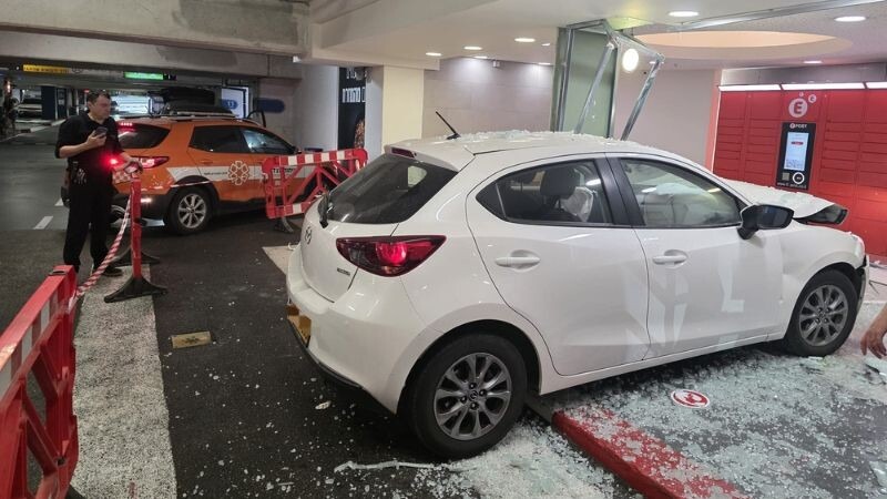 תאונה בחניון הגרנד קניון: נהגת התנגשה עם רכבה בקיר הזכוכית