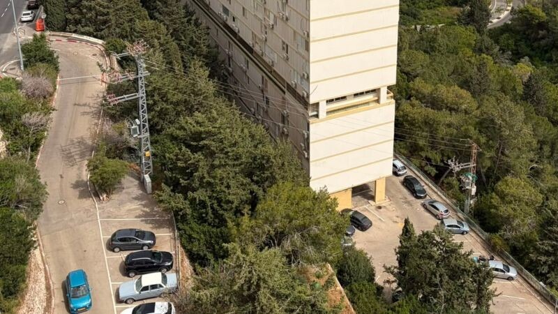 החנייה בלאון בלום 2, מעל הגינה בסוף ליאון בלום 24-4 | צילום: בן מיכאל פרנקל